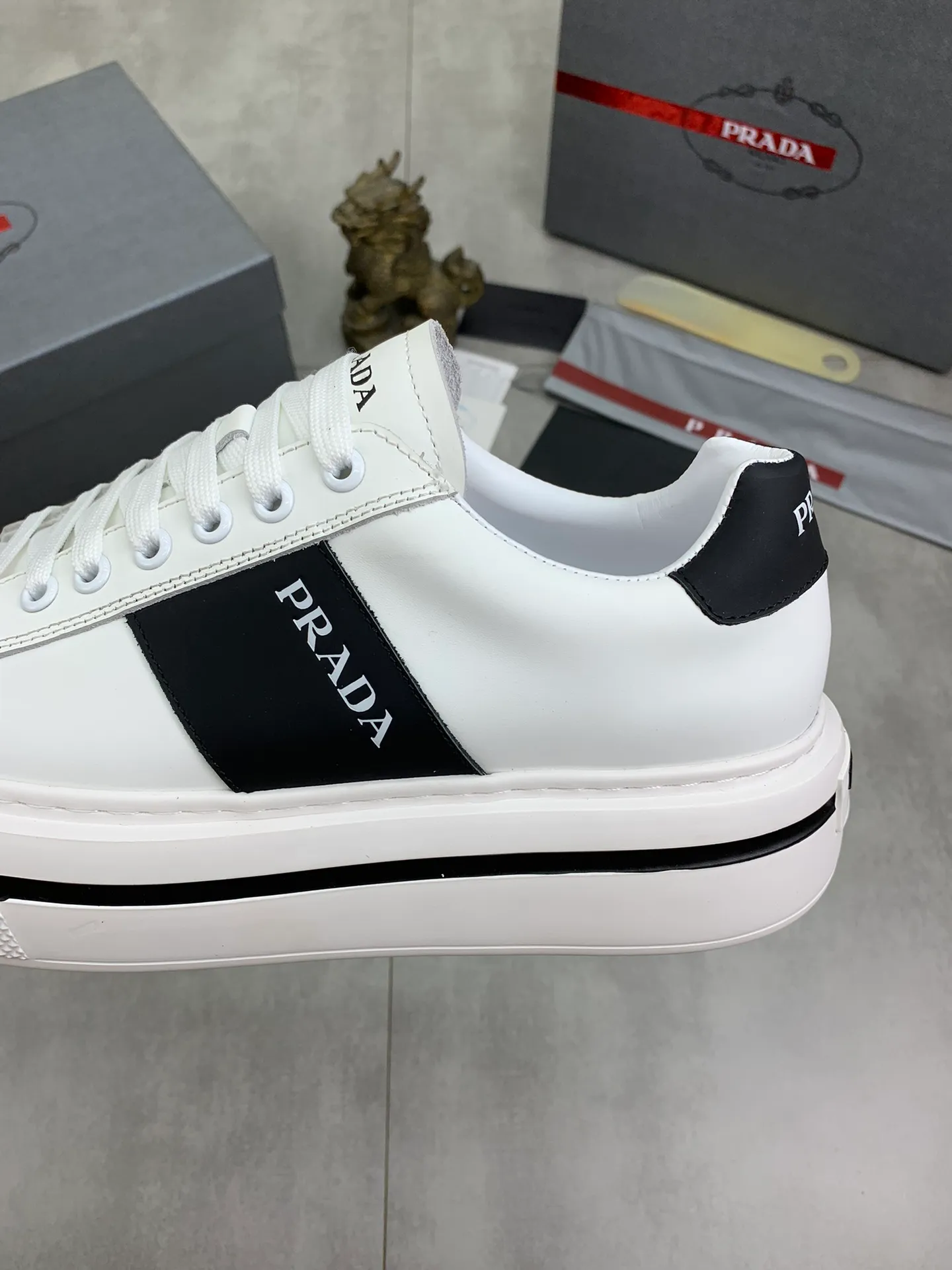 Men's Men's Shoes💰P560💰【New Style】 The latest model of high-quality PRADA classic men's shoes has been launched on the official website in 1:1 replica, synchronized in Hong Kong counters and on the same catwalk; all made of calfskin ➕Imported cowhide lining, 🍡🍡original rubber outsole 1:1 non-slip and wear-resistant; comfortable to wear, attractive style, fine workmanship, and simple and neat shoe last, showing a man's courage and toughness, 👍Number 38 to 44 (45 can be customized) 4⃣️colors🉑️ to choose from